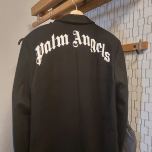Palm Angels rock - Köpte för några månader sen men fel storlek + pågrund av flytt så kommer jag göra mig av med denna och några fler kläder