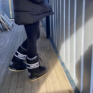 MOON BOOTS - Säljer mina moon boots, använda Max två ggr. Passar storlek 37-40 ungefär, ja har storlek 38/39 normalt sett. 900kr ev högstbjudande 