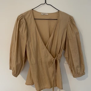 Beige topp Gina Tricot - Topp från Gina Tricots premiumkollektion, sparsamt använd. 