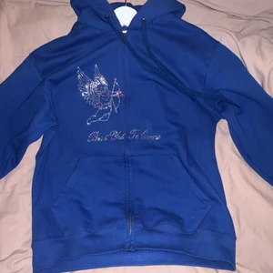 Rhinestone hoodie - Fin rhinestone hoodie, som använts sparsamt. Alla stenarna finns kvar. Kan passa allt från xs-m beroende på vilken passform man vill ha, men på plagget står det small. Sista bilden är lånad från märkets instagram. direktköp:650