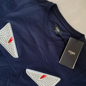 Fendi t-shirt  - Supercool t-shirt från Fendi, aldrig använd med lappen kvar. I storlek IT44 så passar 36/38! 