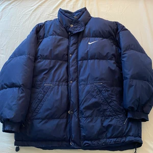 Nike Dunjacka - Säljer denna då jag köpt en annan. Jackan såldes aldrig så lägger upp den igen! Pris: 600