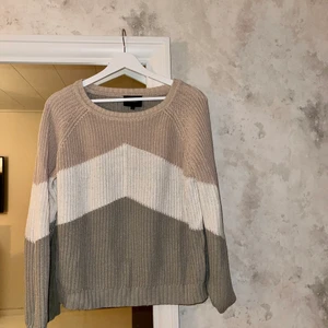 Stickad tröja storlek M  - Stickad tröja i tre färger! Osäker vart den är köpt ifrån men den är i fint💗 storlek M