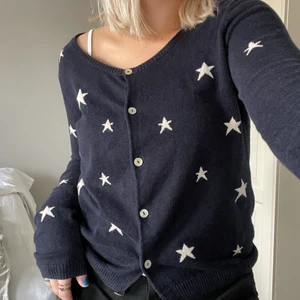 MAISON SCOTCH kofta  - Säljer min mörkblå MAISON SCOTCH kofta med stjärndetaljer. Passar till allt speciellt en fin klänning! Storlek xs-m. Kontakta mig gärna privat!