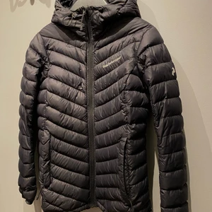 Peak performance jacka  - Storlek Small. Nyskick. Köparen står för frakt. 