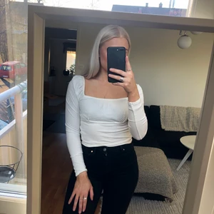 Topp - Säljer denna vita gulliga topp! Skriv om du är intresserad💫💗 Lägg gärna eget bud också