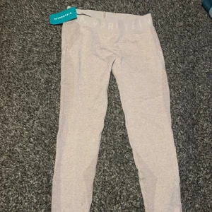 Myprotein tränings byxor  - Ett par beiga treänings tights som jag aldrig har använd. Det är M på dom men är lite små i storleken så kanske S.