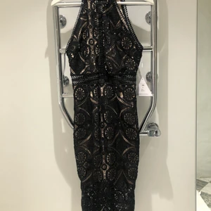 Oanvänt cocktail klänning - Helt oanvänd och riktigt snygg cocktail klänning i spets