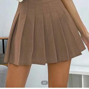 Trendig snygg beige kjol, säljer då jag råka köpa 2 st