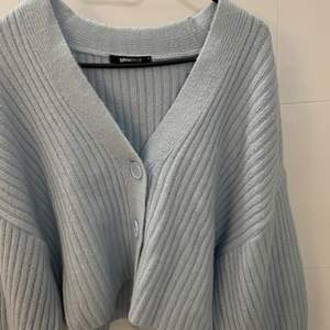 En snygg stickad ljusblå knitted cardigan ifrån Gina tricot. Använd fåtal gånger. Hittade inte exakt samma färg från hemsidan men det är likadan modell. Kan stylas på många olika sätt. Köpt för 349kr