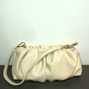 Väska - Supersöt partyväska från Shein. Oanvänd. 25 cm. 100kr 