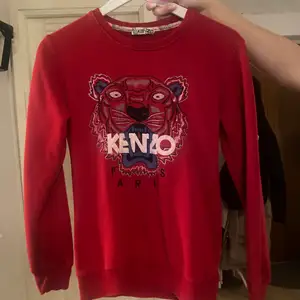 Röd kenzo tröja i XS, men passar även S. Bra skick.