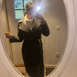 Bikbok Kappa - Grå kappa från bikbok. Går strax under knäna på mig som är 170, lagom i armarna och väldigt varm.Använd en handfull gånger max.  Nypris 799kr. Köparen står för frakt men vid snabb och smidig affär kan jag tänka mig att gå ner lite i pris då frakten kan bli lite dyrare. 