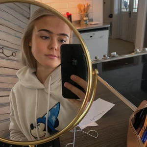 Hoodie - Säljer denna fina hoodie med Musse pigg på. Materialet är i fleece och jätteskön! Köp på hm från killavdelningen och tror ej den finns kvar längre. Storlek S men ganska stor i storleken så passar även M💗