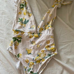 Baddräkt/body - Oanvänd baddräkt från hm kan användas som body