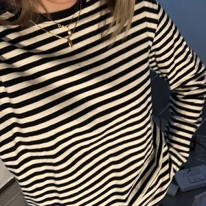 Randig tröja - Söt basic randig tröja från hm, kmr inte till använding