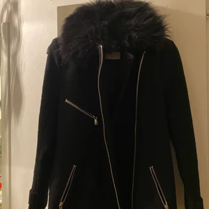 Kappa - Hej säljer nu min snygga kappa med päls på😍 Den är i storlek M men passar även en S och L skulle jag säga!