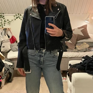 Oversized skinnjacka från NA-KD - Oanvänd skinnjacka från NA-KD! Liknar den från Zara och har silverdetaljer. Skulle säga att den passar storlek 34-38, beroende på hur man vill ha den och om man ska ha tjocka tröjor under eller inte🤩
