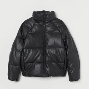 pufferjacket - Jättefin jacka från bershka, fint skick endast använd en vinter. Spännet är silvrigt i verkligheten😇 passar S-M