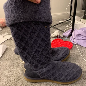 Uggs  - Vad jag vet så finns dom inte på marknaden, jag vet inte exakt vad min mamma köpte dom för men kring 2000kr tror jag dom är använda men i väldigt bra skick😀 Jag har storlek 38-39 och dom är lite små på mig men får på mig dom 💗 vid fler frågor så är det bara att skriva🙏🏽 jag vet inte riktigt va dom är värd