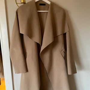Beige trenchcoat - Säljer beige trench då den ej passar! 