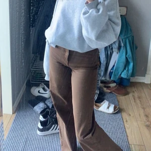 Bruna jeans  - Säljer dessa skit snygga bruna jeans ifrån lager 157, säljer pga att dom blivit för små för mig! Storlek xxs, men passar även xs