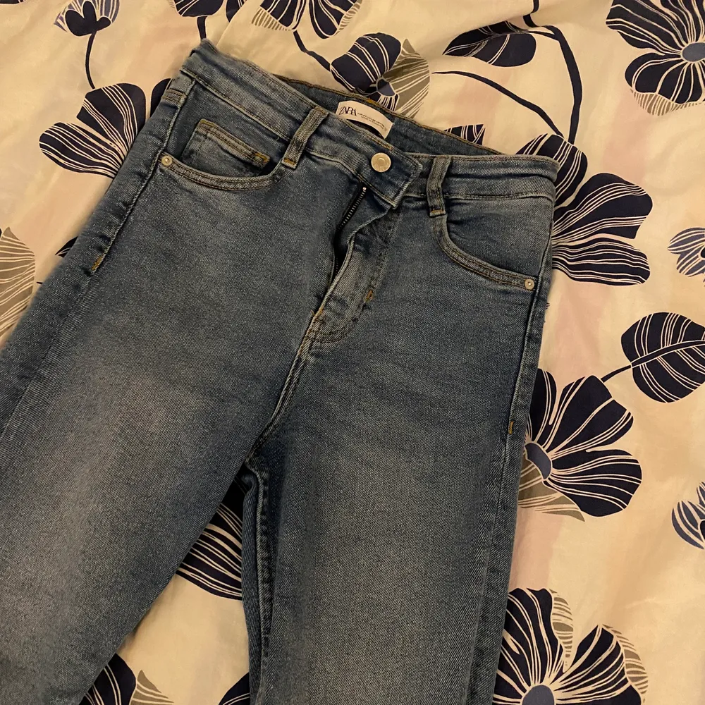 Skriv om du vill ha fler bilder, jag har rensat min garderob och behöver göra mig bort med kläder. Säljer inte under 45kr och frakt ingår inte🚚📦 du får bestämma priset på plagget själv💕. Jeans & Byxor.