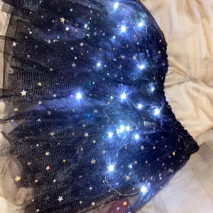 Volang kjol - En kjol som jag köpte från partyhallen inför en temafest! Det här är en kjol med en inbyggd ljusslinga som man sätter på via en sparat i kjolen (se sista bilden)!!!! Den här kjolen är ASBALL och rolig om det är nåt tema eller om man bara vill synas. Det är en onesize och skulle säga att den passar alla mellan s och uppåt ⭐️💥