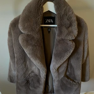 Pälsjacka  - Jacka från Zara i helt nytt skick i mjukt material. 