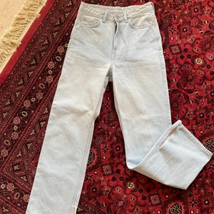 Rowe split jeans - Ett par Weekday Rowe jeans som tyvärr blivit för stora för mig. Strl waist: 28 jag är 168 cm och de går precis ner till fötterna