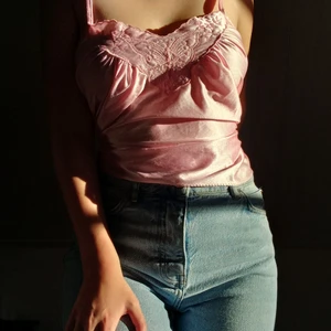 Gulligt rosa linne med fjäril - Super gulligt linne i skönt material. Kan stylas på många olika sätt, jag rekommenderar att knyta den där bak så att det blir som första bilden. Köparen står för frakten som tillkommer alltså pris+frakt💕