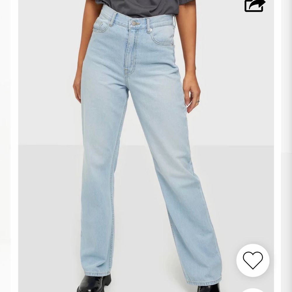 Säljer dessa jeans, endast använda en gång. Sista bilden är min egna, jag är 165 lång. Nypris är 599, säljer för 400 kr så 199 kronor billigare. ❤️🔥 frakten tillkommer . Jeans & Byxor.