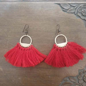 Fina tassles örhängen  - Fina röda tassle örhängen som köptes i Australien 🌟 kan skickas annars finns i Malmö💌 fri frakt