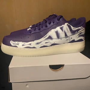 Nike air force 1 skeleton - Nike skeleton AF1 purple                                                                  SZ:45 DS  Retail är 1600 mitt pris 1900