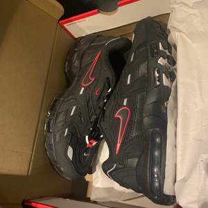 Svarta Nike Air Max 96 II, storlek 42,5  Köpta på Foot Locker i Galleria 03-11-2021  Nypris: 1899 kr. Mitt pris: 800 kr (+frakt)  Använda vid 3 tillfällen. Skorna är med andra ord i nyskick och näst intill oanvända.   Medföljer: Kartong Kvitto Vita skosnören Svarta skosnören (syns på bilden)