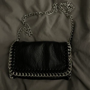 Tiamo väska -  tiamo väska🖤 knappt använd, är som ny🖤köparen står för frakten. Bud är bindande!!