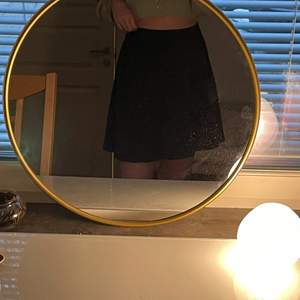 svart cirkel kjol från shein som är i silkestyg, jätte fin men tyvärr inget jag går med!