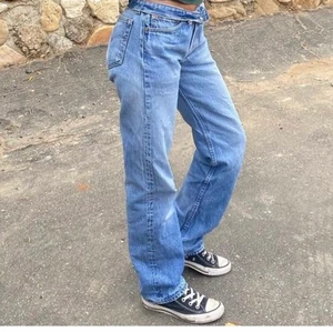 Levis 501 - Köpa för ca 2 månader sedan(knappt använda). Säljer för ska köpa en ny storlek🤍🤍bild 1 är inte min men samma modell.