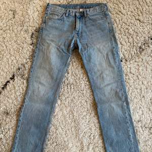 Ett par weekday jeans, modellen Easy, storlek W28 L30. Det är inga fel på dem och dem är i bra skick. Skriv för frågor eller annat :)
