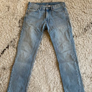 Weekday jeans - Ett par weekday jeans, modellen Easy, storlek W28 L30. Det är inga fel på dem och dem är i bra skick. Skriv för frågor eller annat :)