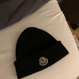 Moncler Berretto mössa - Äkta moncler mössa i svart, bra skick, tags medföljer och QR-kod/chipp fungerar!
