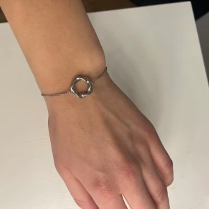 Silvrigt armband  - Jättefint armband i silver från Edblad. Säljer pga använder ej silver. Endast använt nån enstaka gång. 