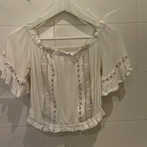 Hm blus - En somrig blus från hm. Storlek 36. Inga fläckar eller hål. Säljer för att den inte passar.