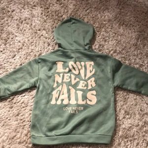 Grön indie hoodie - Storlek xd säljer den då den inte passar längre.köpt från shein (köpare står för frakt)