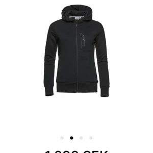 zip hoodie  - säljer min sailracing zip hoodie, köptes för 1299kr och är i storlek M men skulle säga att den även passar S !! använd fåtalgången och är i fint skick💕 kom privat för flera bilder med tröjan på✨✨✨ 