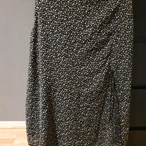 Kjol med slits - Prickig kjol med slits