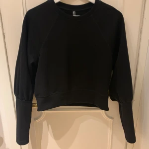 Pieces tröja - Lite kortare sweatshirt från pieces. Nästan aldrig använd i gott skick