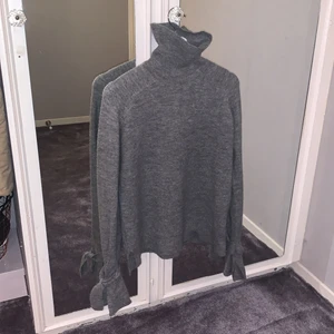 Polotröja  - Tröja med polokrage från Pieces, strolek Xs men är stor i storleken och passar även S och M.