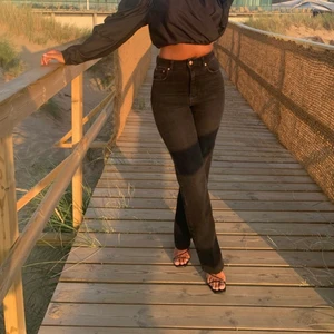 Nya svarta jeans - Säljer mina helt nya svarta straighta jeans från NA-KD. Endast testade med prislappen kvar💞 Nypris : 510kr 