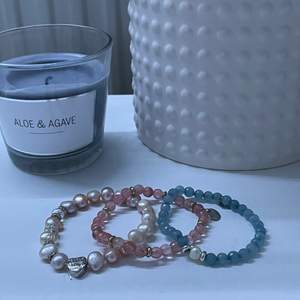 Tre jättefina armband från pearls for girls💕En ljusrosa med ljusrosa/vita äkta pärlor. En rosa med guldstenar. En blå med en vit äkta pärla.  Superfina fint skick och sällan använda. 